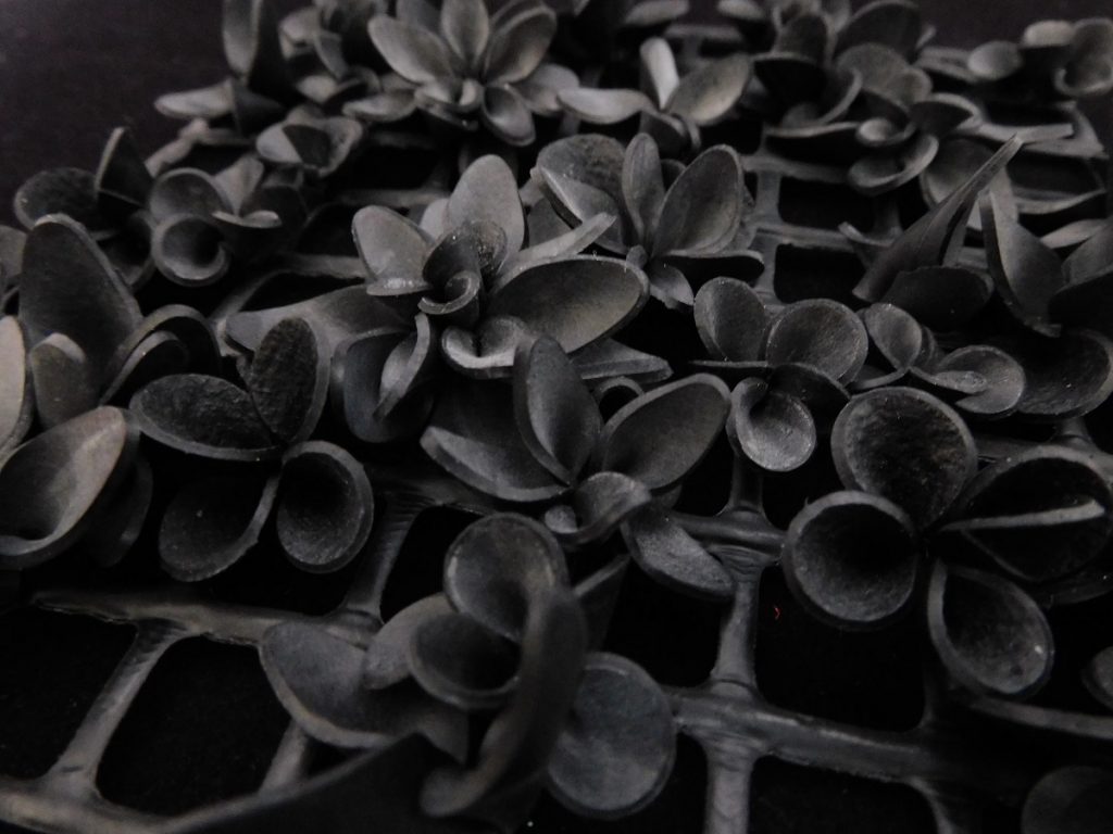 broderie de fleur en caoutchouc sur nasse à huître - collaboration de l'atelier Cécile Jouhette et Matlama